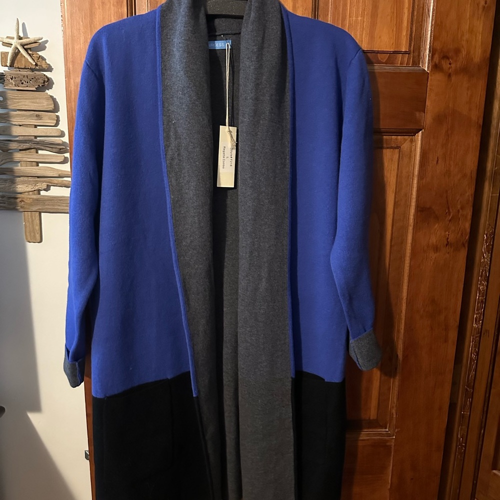 Beautiful Burgess Color block sweater!
smoke & pet free home! 2 pockets on side